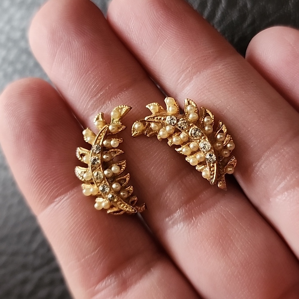 VTG Karu screw-back earrings